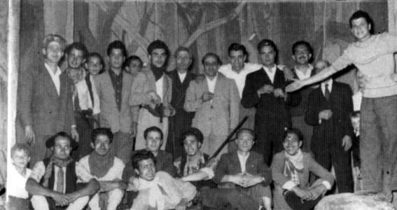 Paolo Zacchino con il gruppo teatrale della Chiesa del Carmine - anni 40